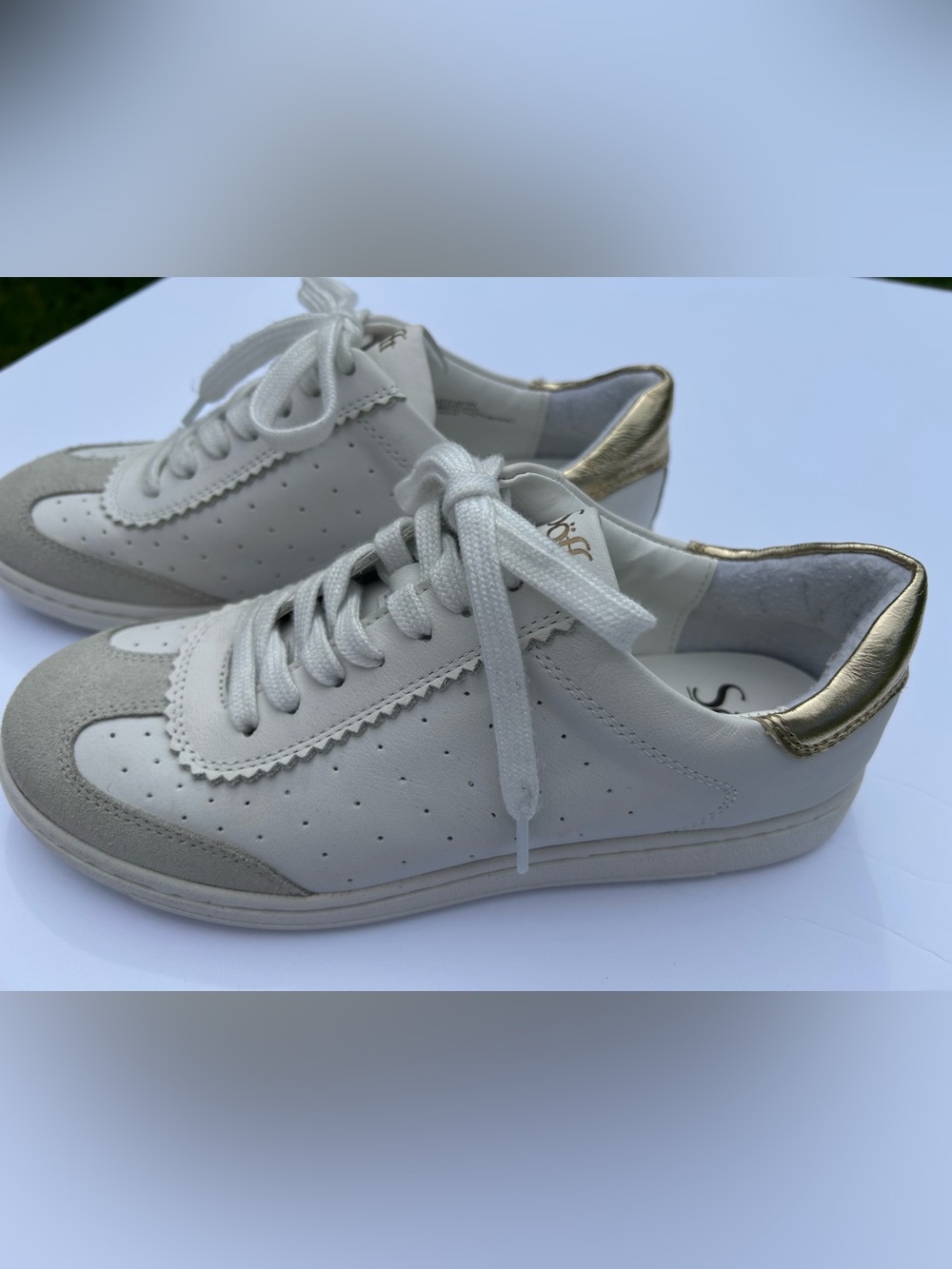 NWT🌷Sofft White & Light Gray Leather Sneakers with Gold Metallic Accent